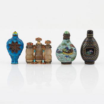 Snusflaskor, fyra stycken, emalj, cloisonné, lack och agat. Qingdynastin, 1800-tal.