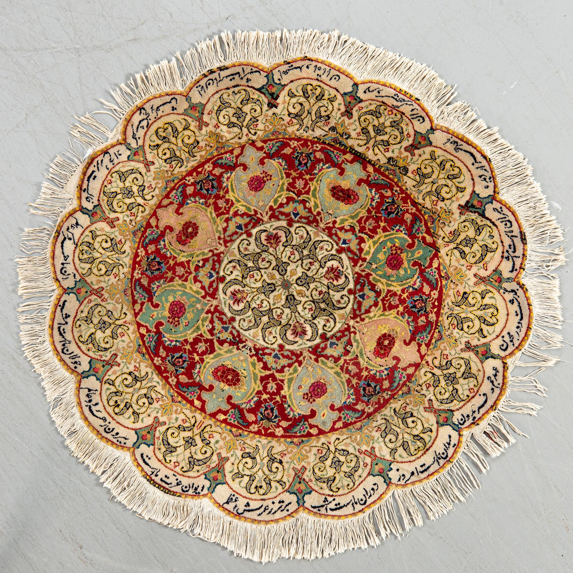 A semiantique Tabriz carpet diameter 95 cm.
