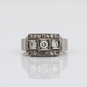 RING, 18K vitguld, diamanter. Cesons, Göteborg, 1973. Vikt ca 5,2 g.