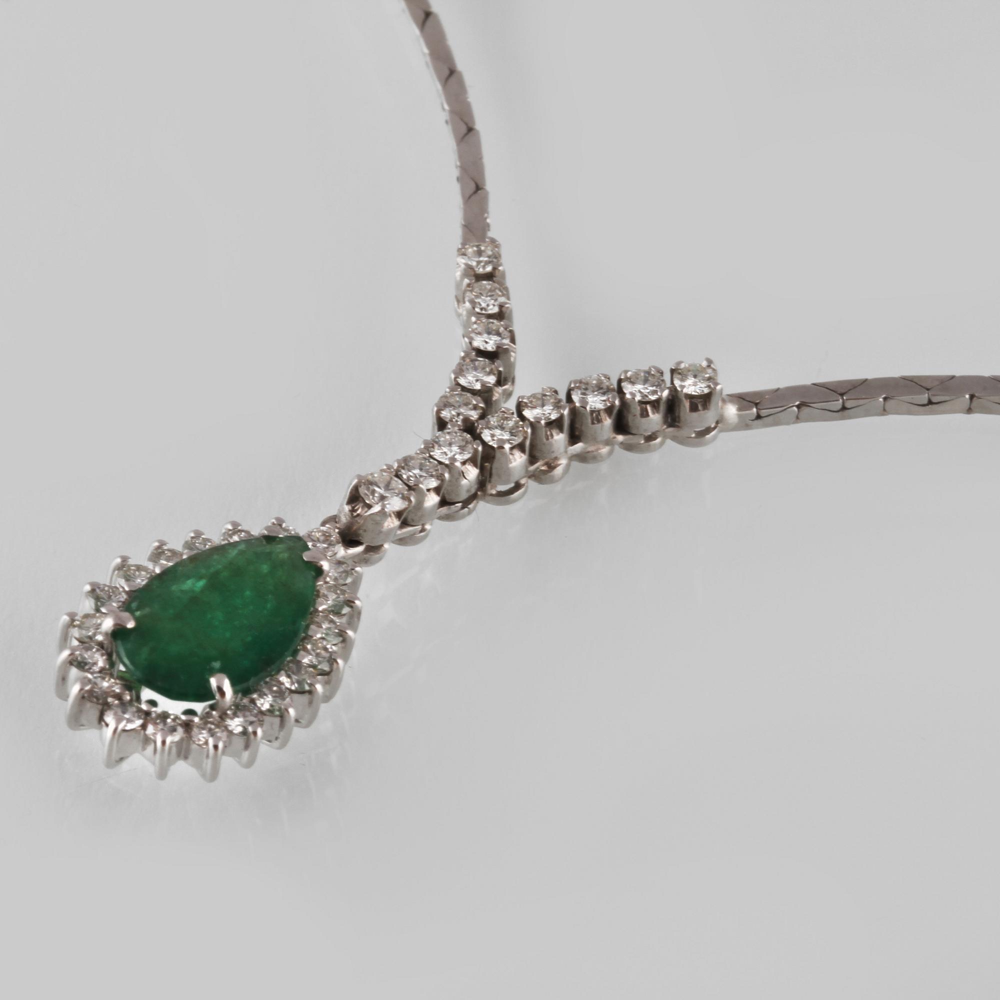 COLLIER, 18K vitguld med smaragd ca 2.52 ct samt briljantslipade diamanter ca 0.5p ct. Vikt 13,2 gram.