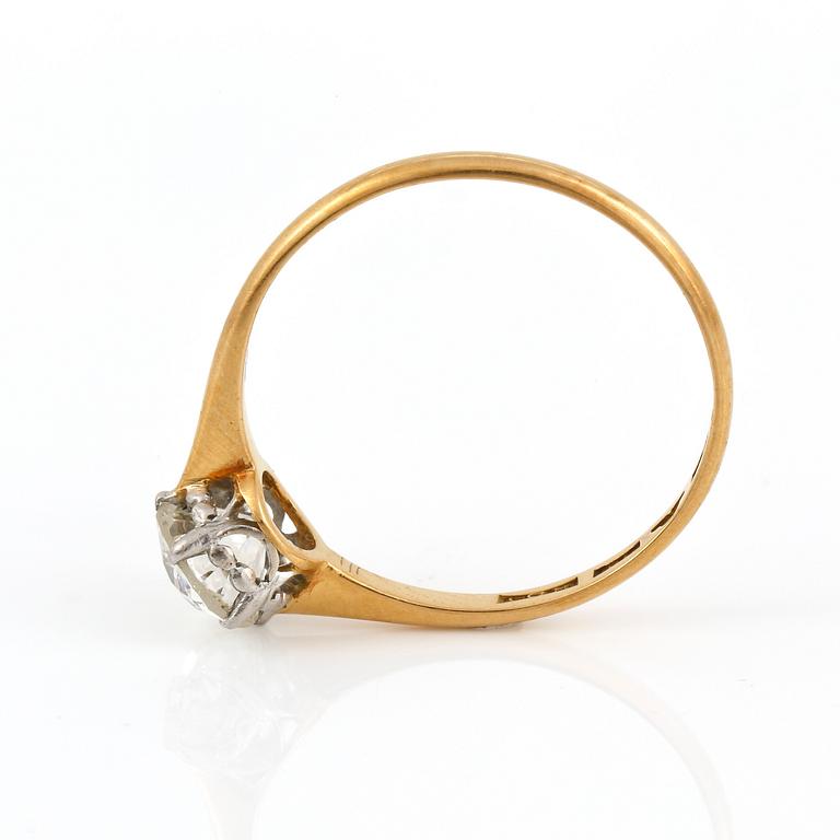 RING, 18K guld med gammalslipad diamant, tot ca 0,80 ct. C G Hallbergs, Stockholm, 1918. Vikt 1,77 g.