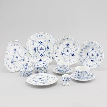 76 pieces of porcelain tableware from Royal Copenhagen in Denmark, model "Musselmalet", second half of the 20th century.