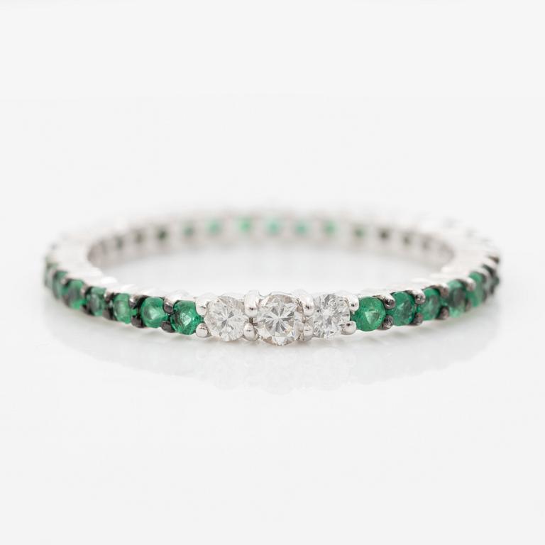 Ring in 18K white gold with brilliant-cut diamonds and emeralds.