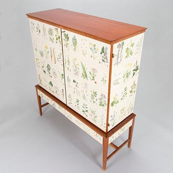 Skåp, tillverkat av AB Baltisk Möbelindustri. SMI(Svensk Möbel Industri) NR 63. 1900-talets mitt.