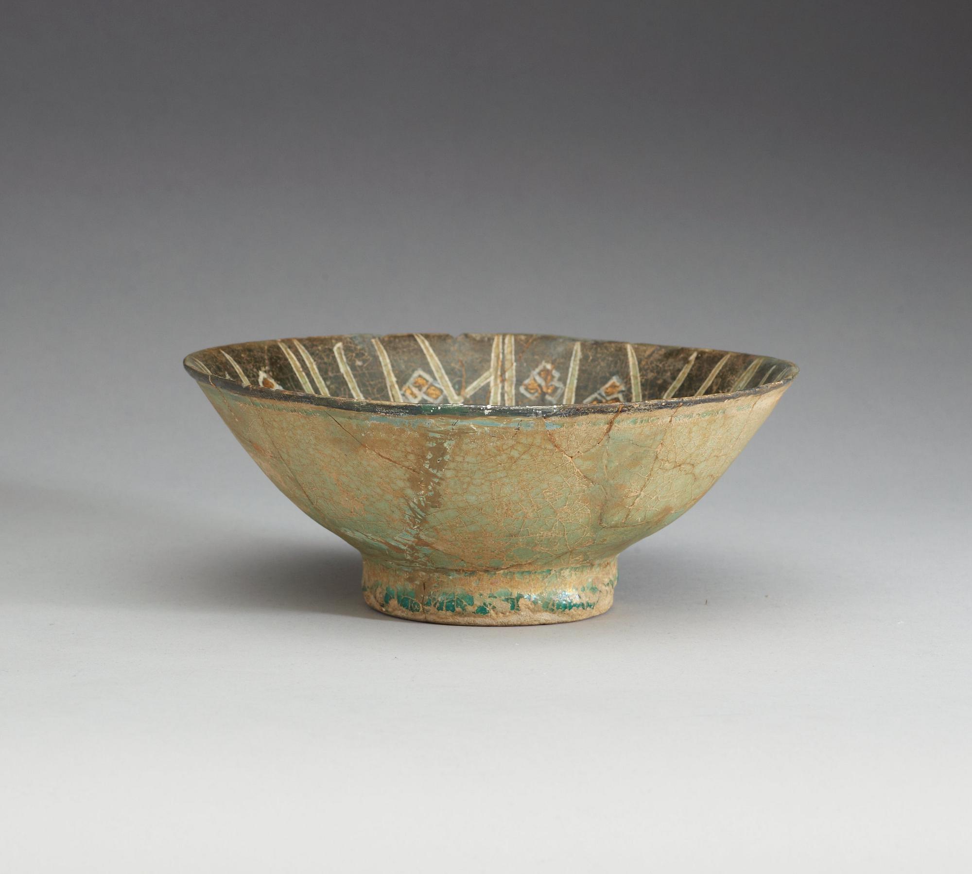 BOWL. Diameter 20,5 cm. Iran, Kashan 12th century.
