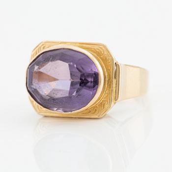 Ring  18K guld med fasettslipad ametist.