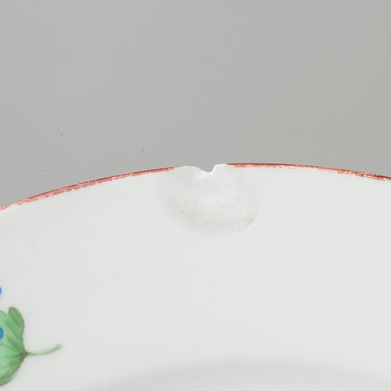 LAUTASIA, 2 kpl, posliinia, mahdollisesti Venäjä vuosisadanvaihde 1700/1800-luku.