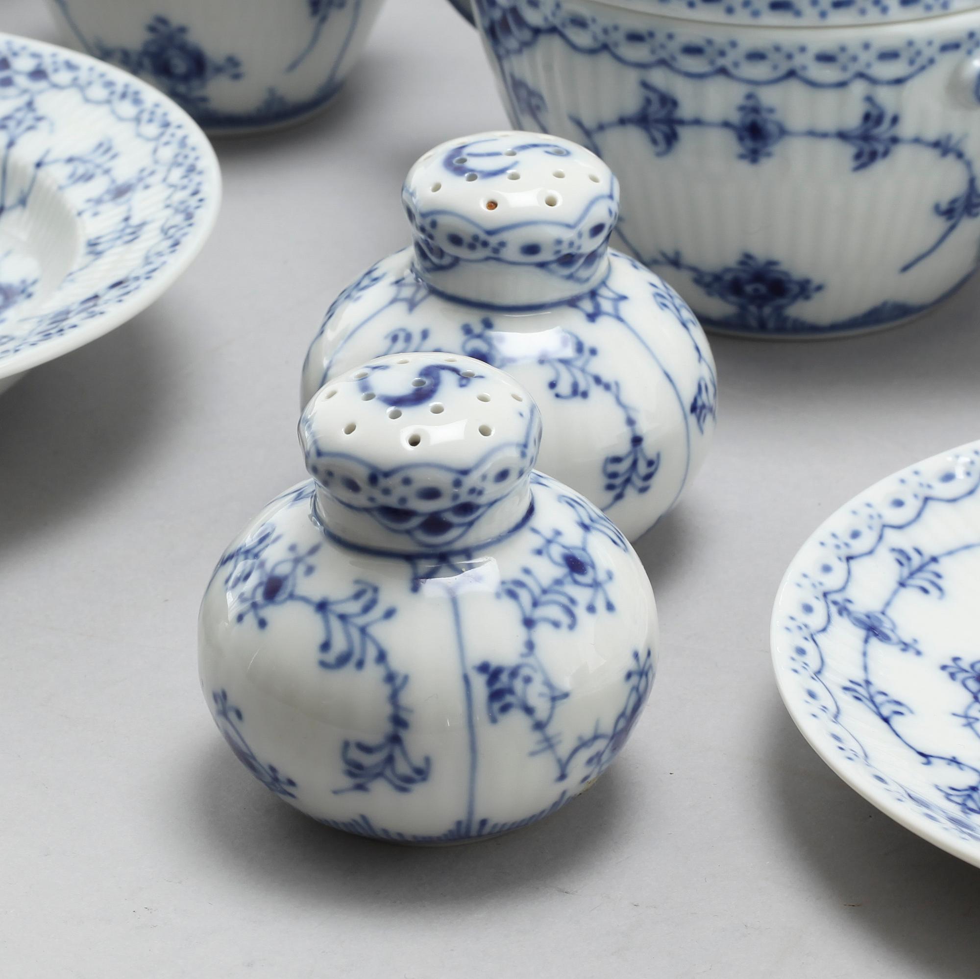63 pieces of porcelain tableware from Royal Copenhagen, model "Musselmalet", second half of the 20th century.