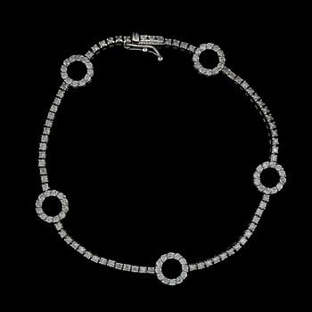 ARMBAND, 18k vitguld med briljantslipade diamanter tot ca 2,50 ct. Vikt ca 6,8 gram.