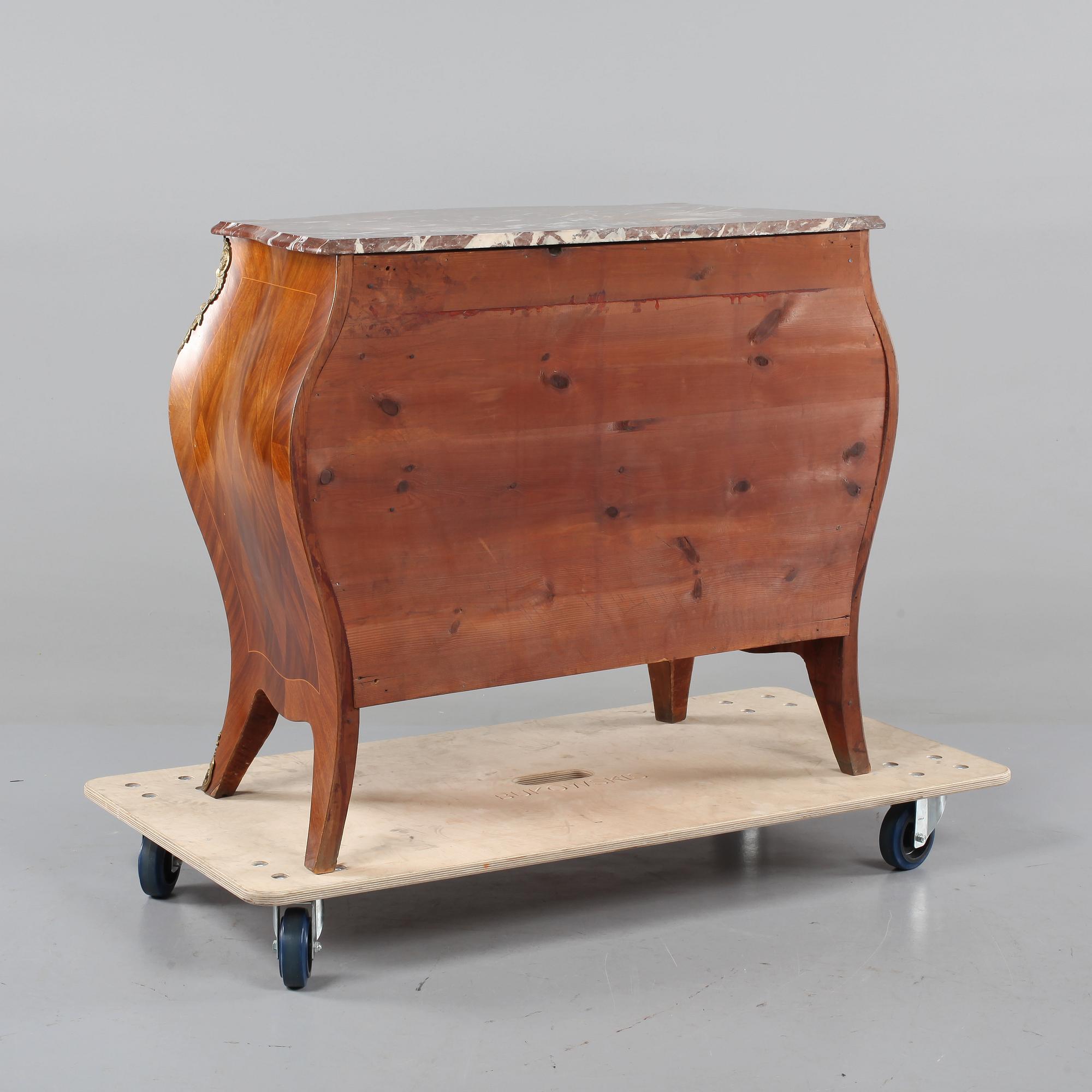 BYRÅ, rokokostil, omkring 1900-talets mitt.