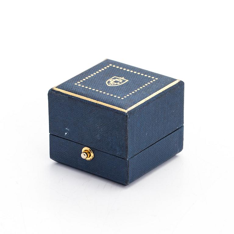Cassandra Goad, sormus, "Cirkel", 18K valkokultaa, timantteja noin 0.08 ct ja monivärisiä jalokiviä. Lontoo.