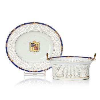 1252. A Chinese Export armorial chesnut basket with stand, Qing dynasty, 1790's.