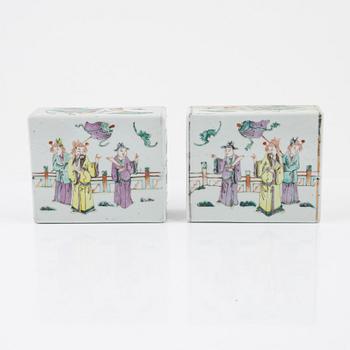 Huvudkuddar, två stycken, porslin. Kina, 1900-tal.