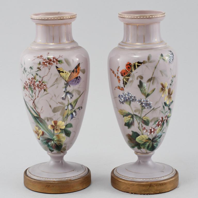 URNOR, ett par, opalinglas, 1800-tal.