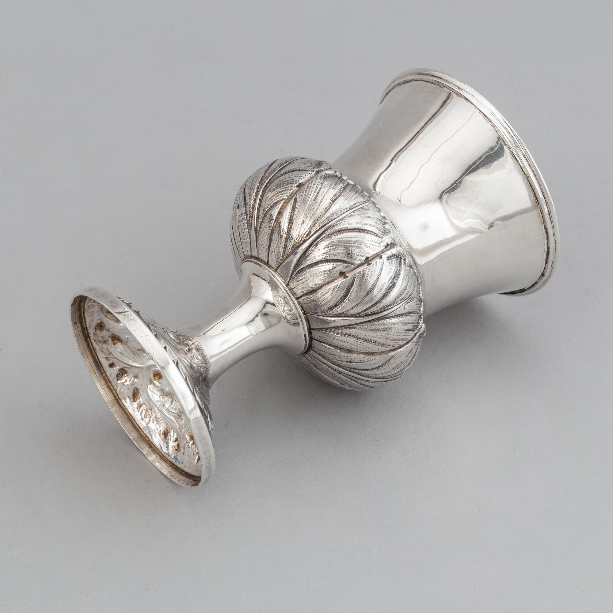 An English 19th century silver cup, unidentified makers mark, London 1835.
