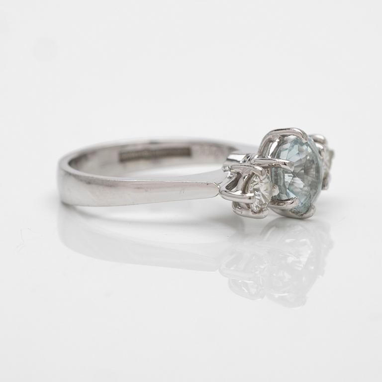 18K white gold ring with aquamarine and diamonds.