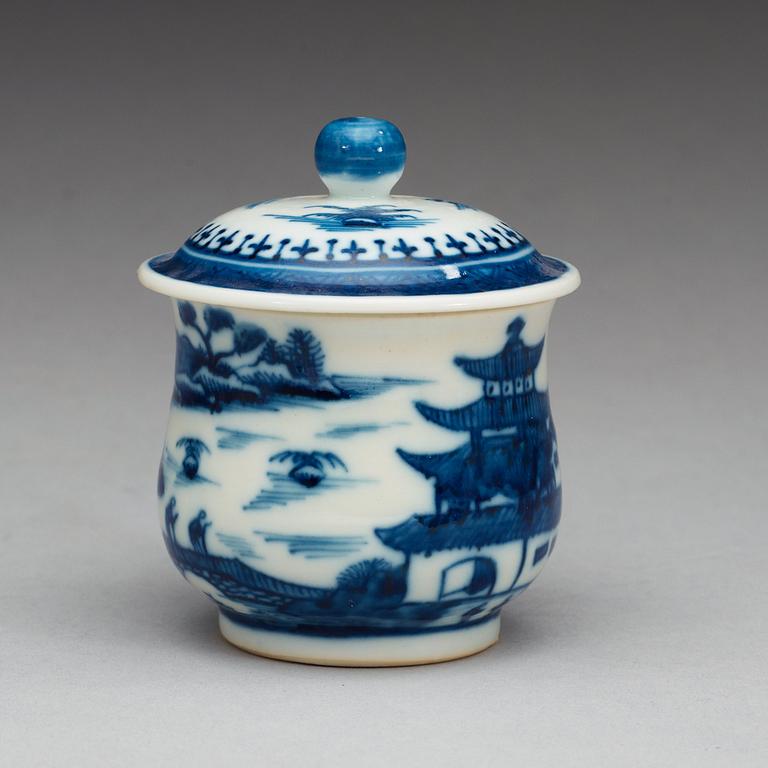 CREMEKOPPAR med LOCK, nio stycken, kompaniporslin. Qing dynastin, Jiaqing (1796-1820).