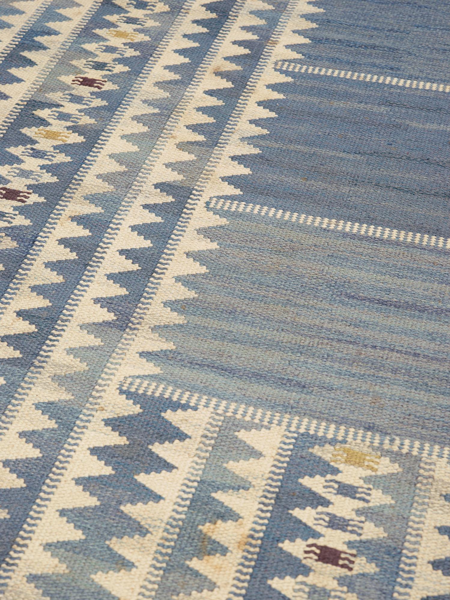 Barbro Nilsson, MATTA. "Salerno blå". Rölakan. 323 x 239,5 cm. Signerad AB MMF BN.