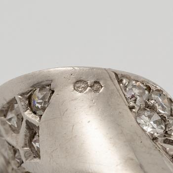 A brooch in platinum in the form of a bow with rubies and diamonds, likely from the 1950s.