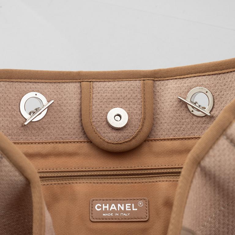 Chanel, "Deauville" Shopping tote, 2014-2015.