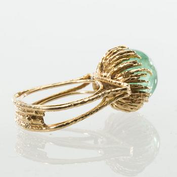 RING, 18 k guld med smaragd ca 7.00 ct. W A Bolin, Stockholm. Vikt ca 11 g.