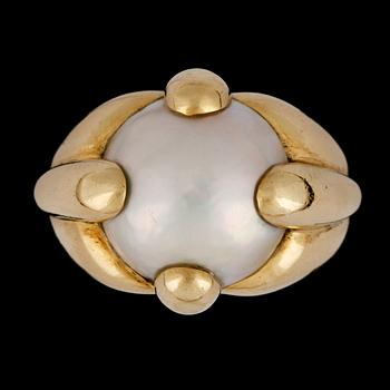 347. A mabe pearl gold ring.