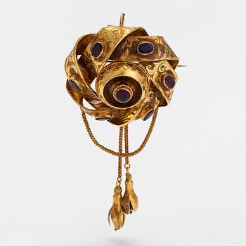 An 18K gold pendant/brooch with garnets. Turn of the 20th century.