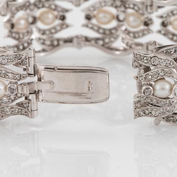 Armband och ett par örhängen i platina med pärlor samt gammal-, åttkant- och rosenslipade diamanter.
