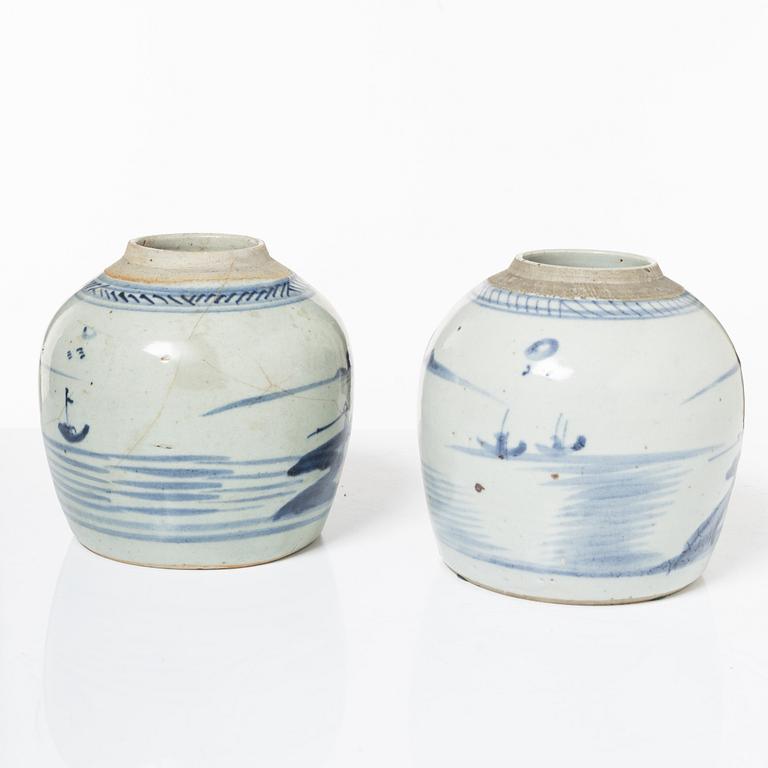 A pair of Chinese blue and white porcelain dishes and two jars, Qing dynasty, 19th century.