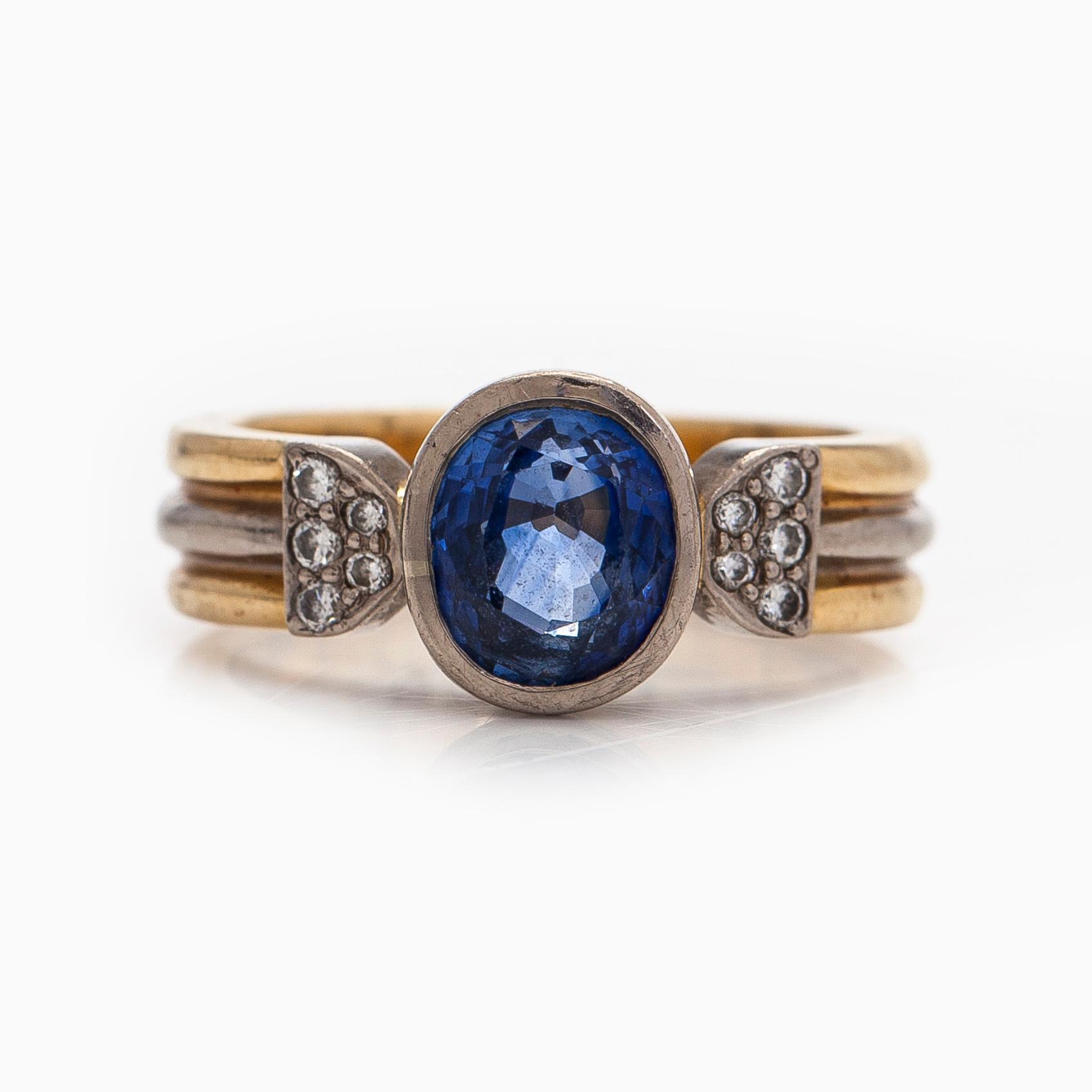Ring, fasettslipad safir, diamanter, 18K guld och vitguld. 2001.