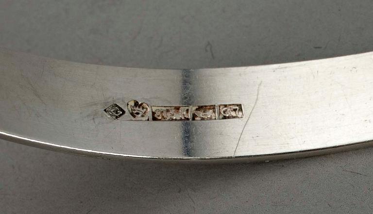 ARMBAND, silver samt månsten, E. Granit Helsingfors 1960. Tot. vikt 19,5 gr.