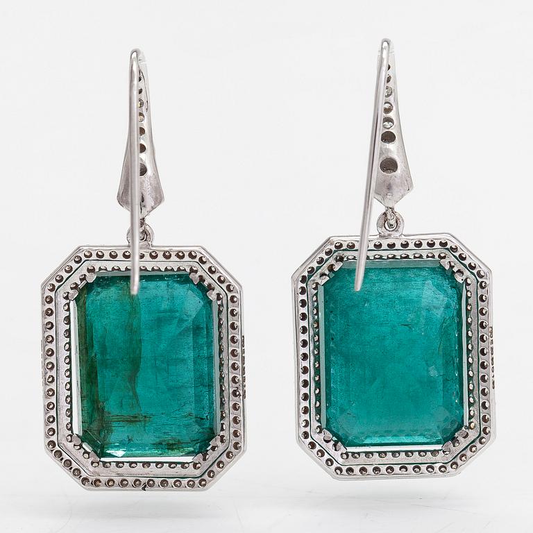 A pair of 18K whitegold earrings, emeralds  28.38 ct and brilliant-cut diamonds ca 1.30 ct in tota With IGI certificate.