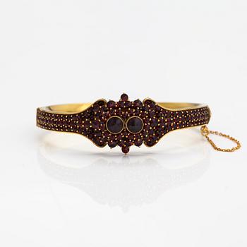 A gilded silver bracelet with garnets. Import marked Hugo Grün, Helsinki 1974.