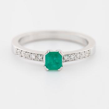 RING, med smaragd ca 0.30 ct samt briljantslipade diamanter ca 0.10 ct totalt.