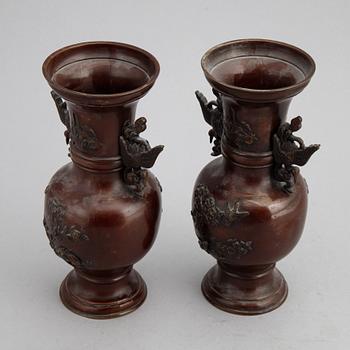 Vaser, ett par, koppparlegering. Japan, Meiji (1868-1912).