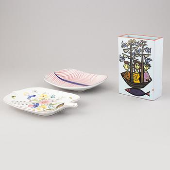 Stig Lindberg, two eathenware dishes and a vase, Gustavsberg Studio.