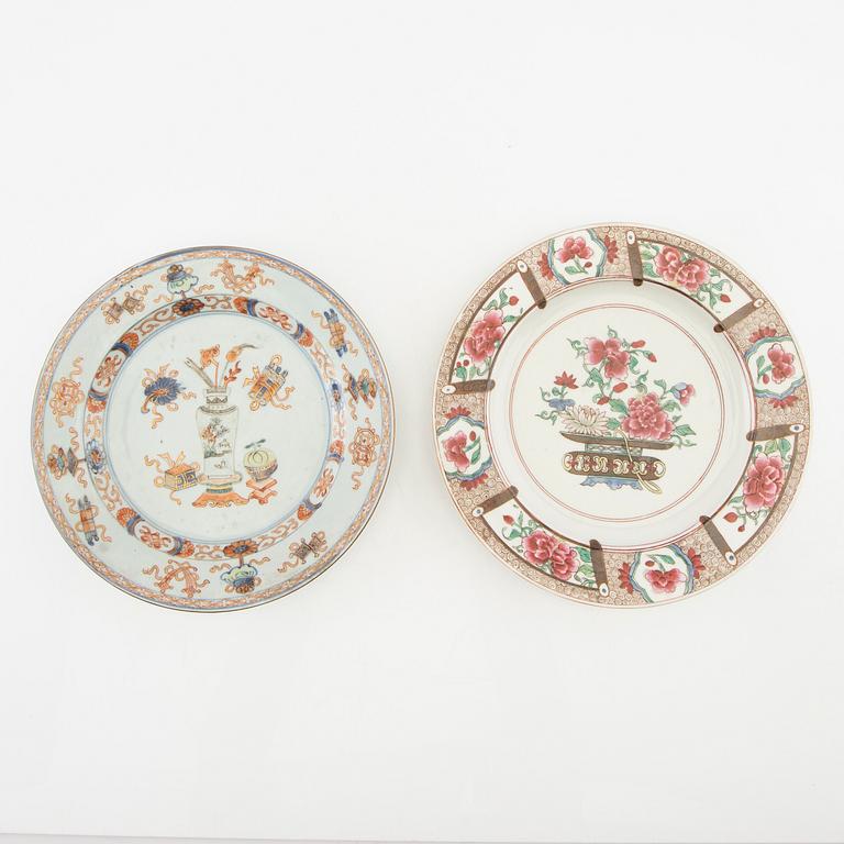 Plates, 2 pcs, Kangxi (1662-1722) and Yongzheng (1723-35) porcelain.