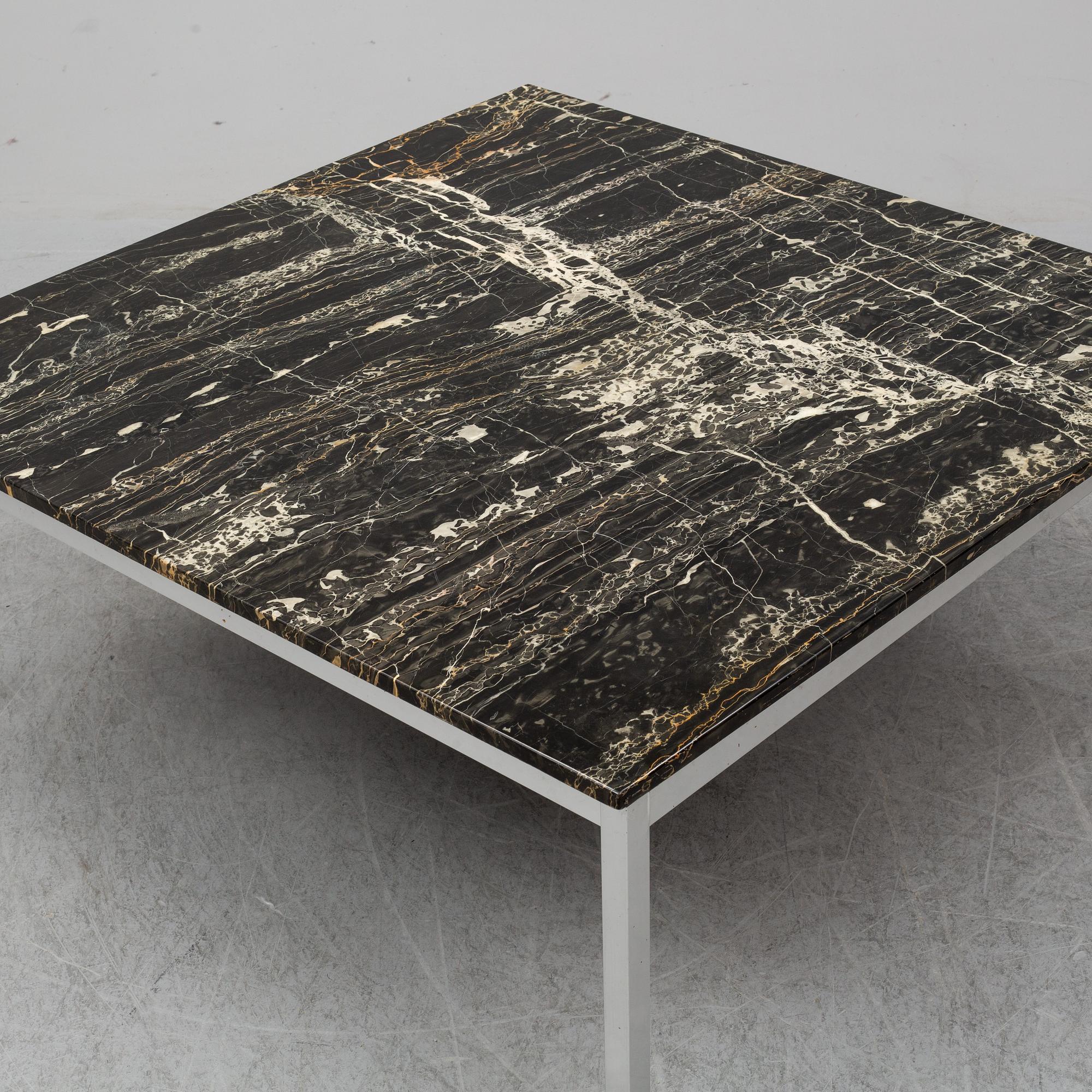 A late 20th century coffee table.