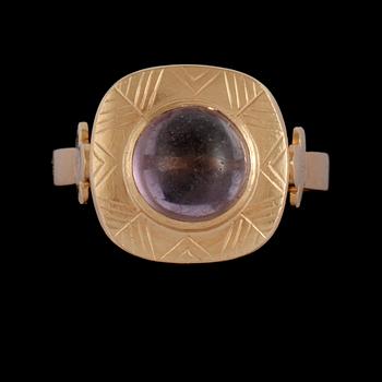 RING, 18K guld med cabochonslipad ametist, Gelander-Bergdahl, Göteborg, 1953. Vikt 5,2 g.