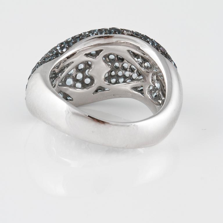 RING, 18K vitguld med fasettslipade blå safirer ca 3.17 ct. Vikt 8,8 gram.