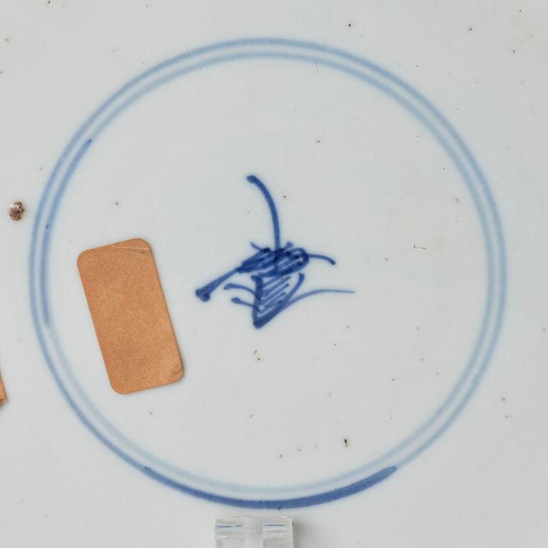 A pair of blue and white 'floral' dishes, Qing dynasty, Kangxi (1662-1722).