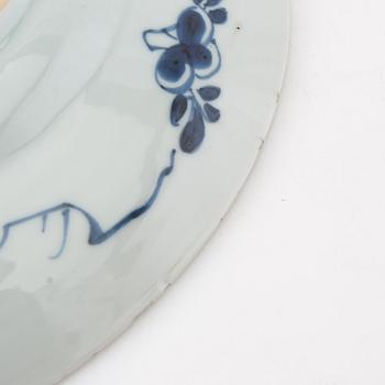 A blue and white dish, Qing dynasty, early 18th century.