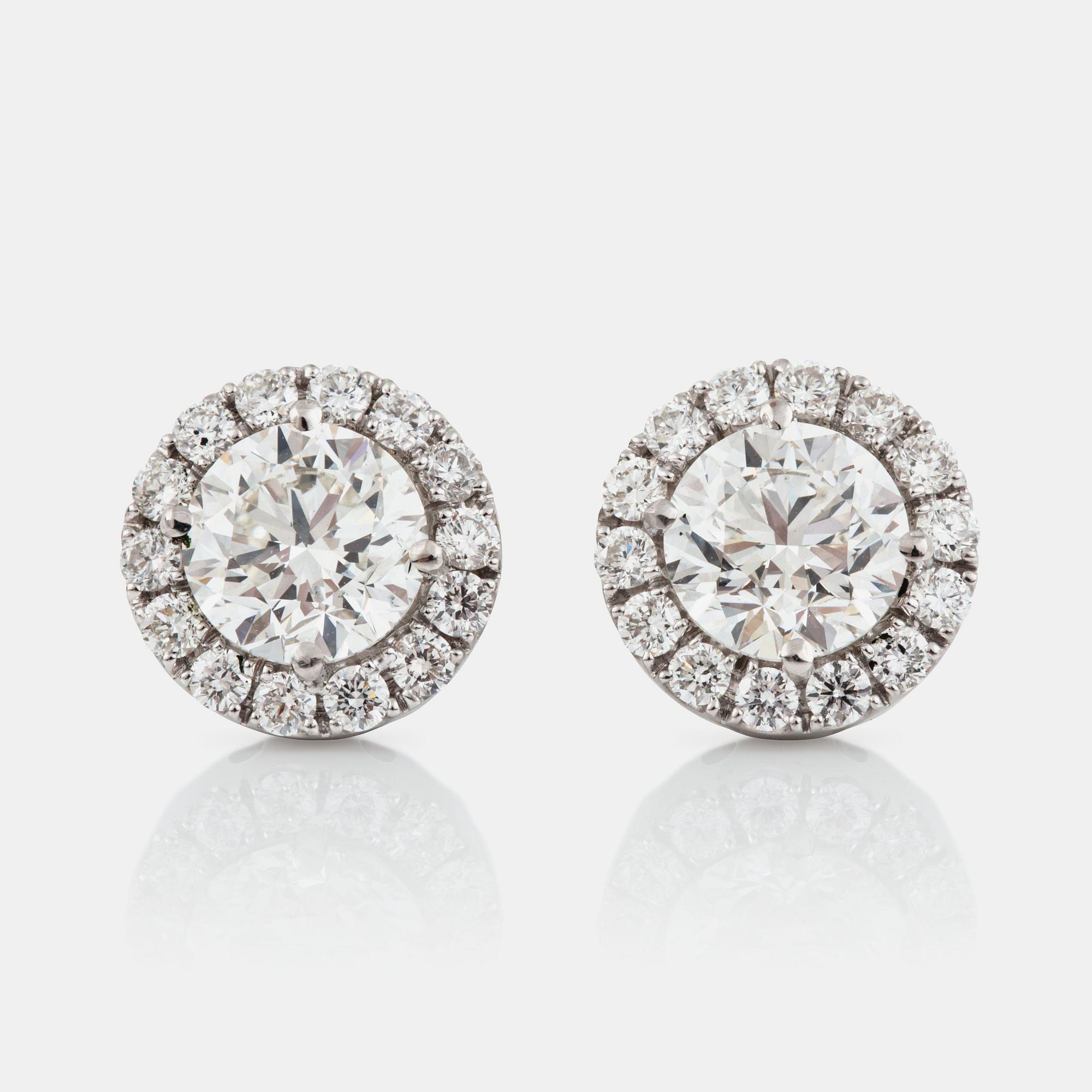ÖRHÄNGEN med briljantslipade diamanter 1.00 ct samt 1.00 ct, båda kvalitet G/VS2 enligt certifikat från GIA.