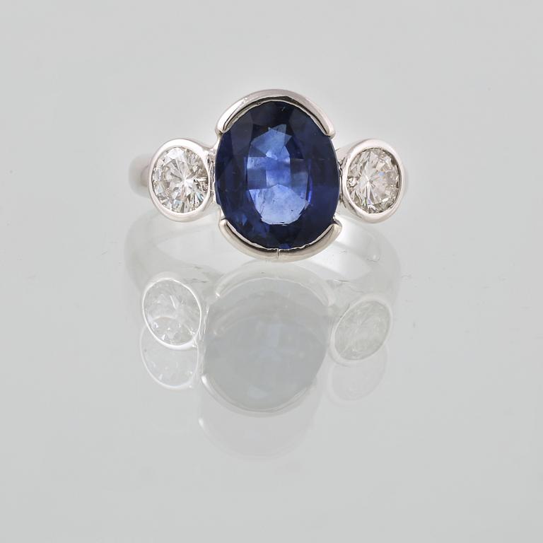 RING, 18k vitguld, med blå safir ca 2.50 ct och 2 briljantslipade diamanter, tot 0.30 ct, Alessandria, Italien, Vikt 5 g.