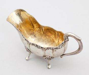 GRÄDDKANNA, silver, rokokostil, svenska importstämplar, 1900-talets första hälft. Vikt ca 181 gram.