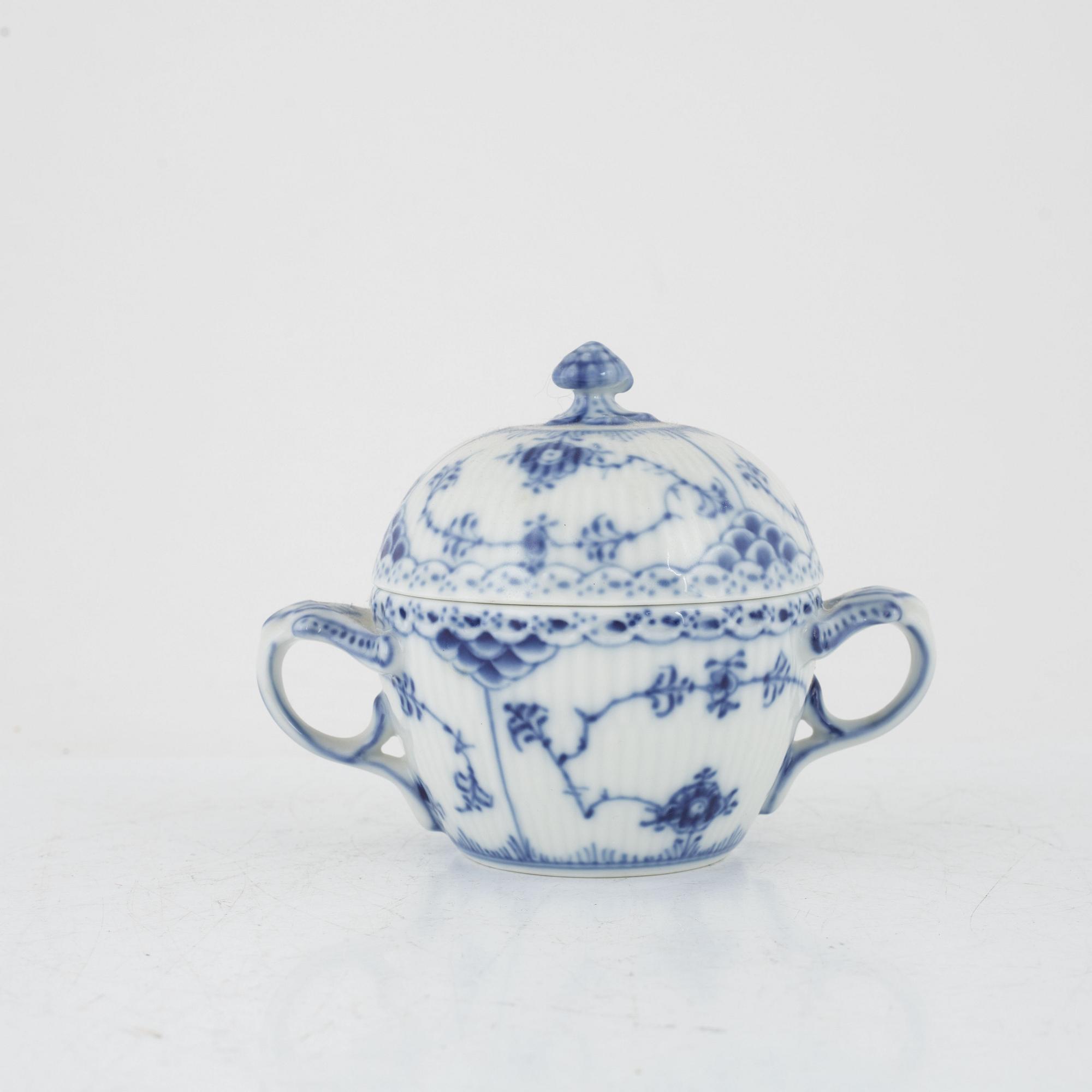 Kaffeservisdelar, 17 st, porslin", "Musselmalet", Royal Copenhagen, Danmark.