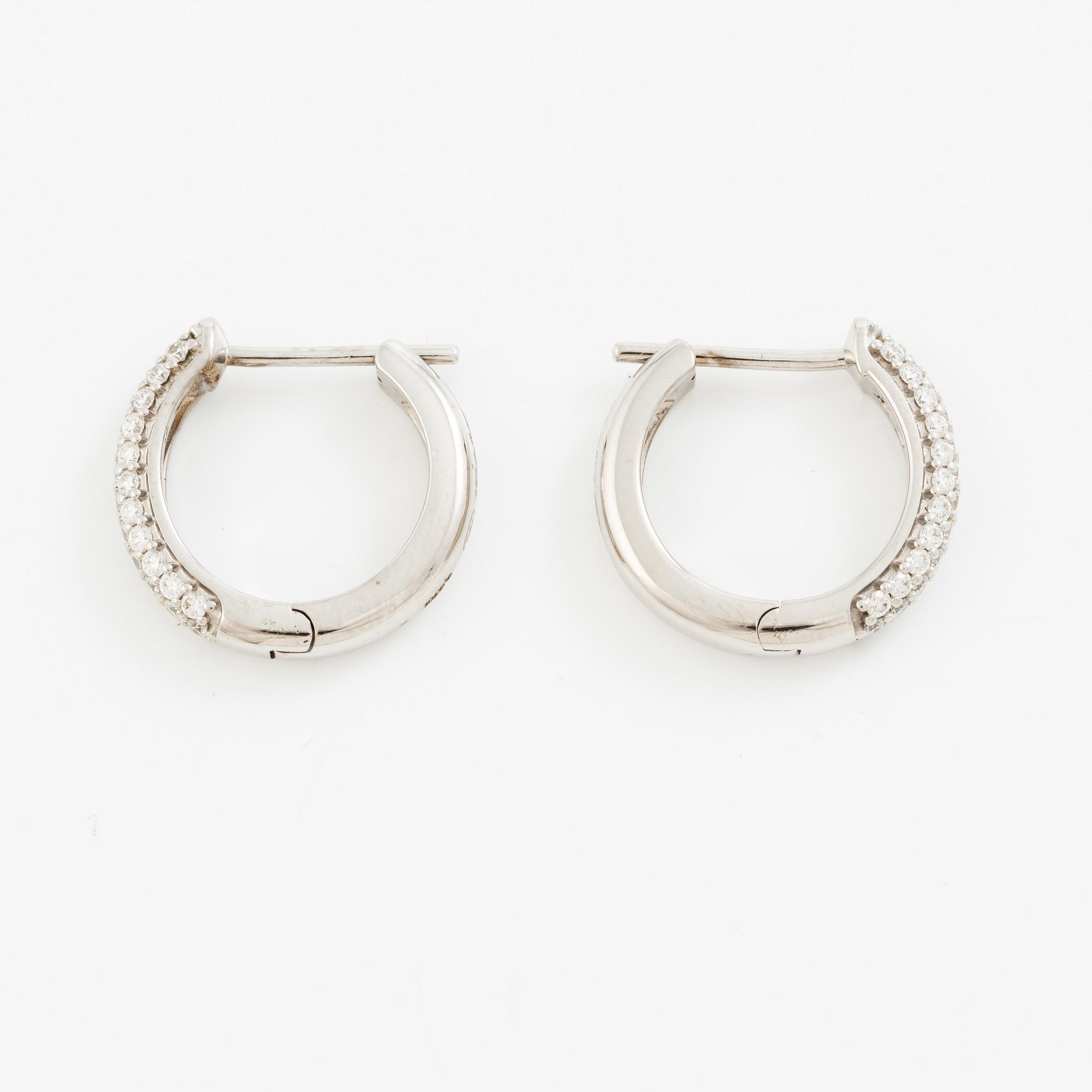 Earrings hoops 18K gold with brilliant-cut diamonds.