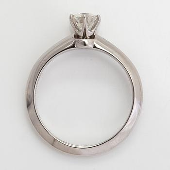 Tiffany & Co, ring, platina med briljantslipad diamant ca 0.45 ct enligt gravyr.