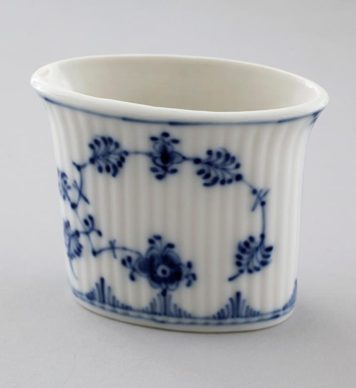 43 pieces of porcelain tableware from Royal Copenhagen, model "Musselmalet",second half of the 20th century.