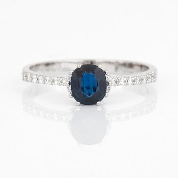 RING, Med fasettslipad safir ca 0.78 ct och diamanter totalt ca 0.15 ct.